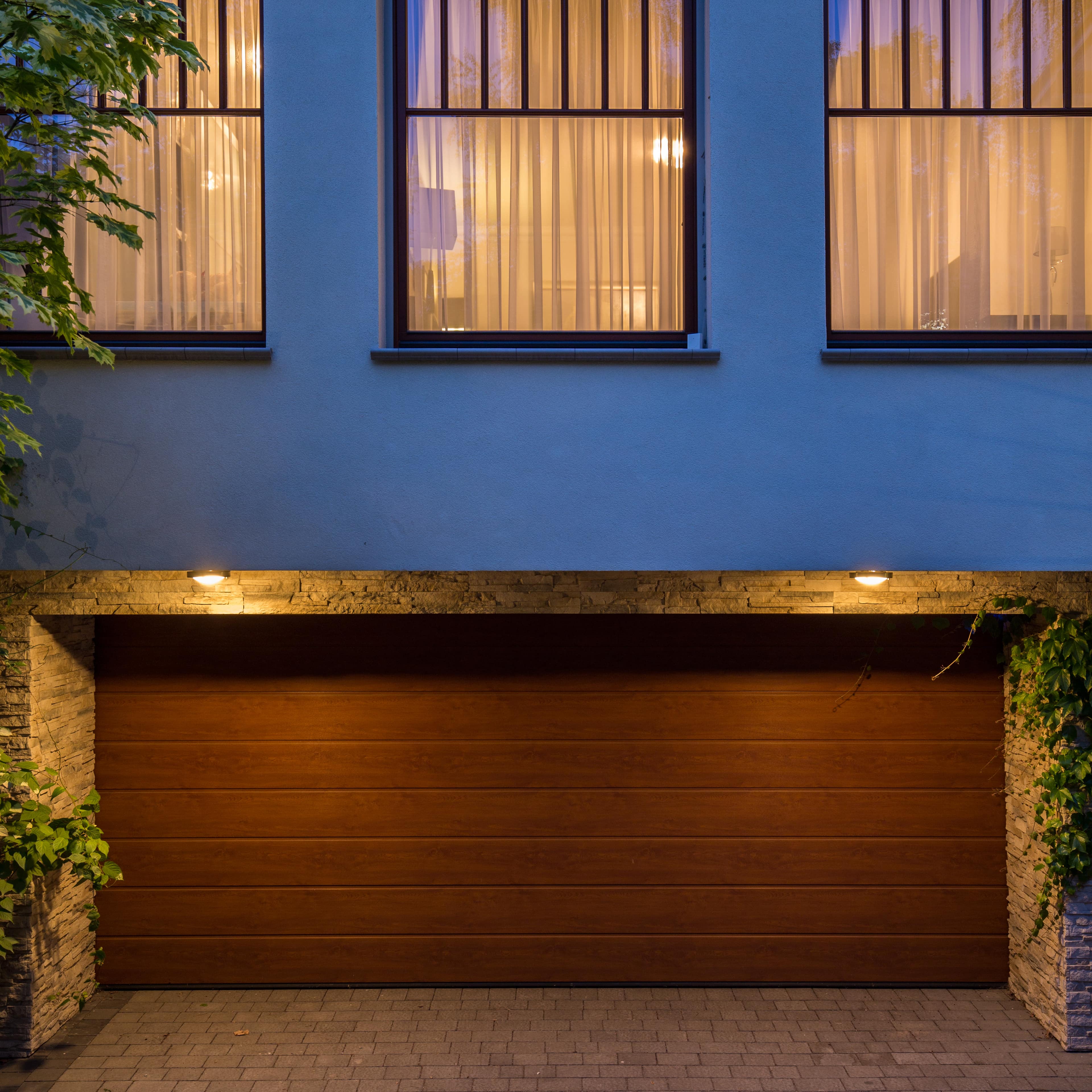 Секционна гаражна врата с дървесен декор / Sectional garage door with wood finish